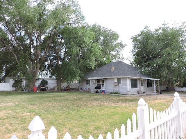 view of front of property featuring a front lawn
