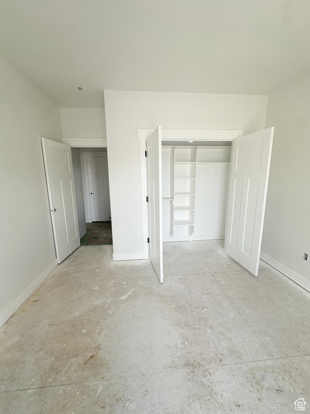 unfurnished bedroom featuring baseboards and a closet