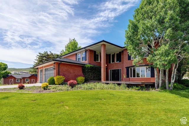 view of front facade featuring a garage and a front lawn