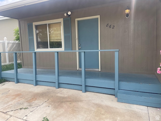 entrance to property with fence