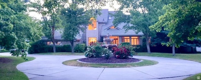 view of front of home featuring a front lawn