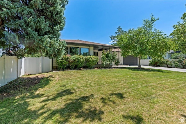 view of front facade with a front yard