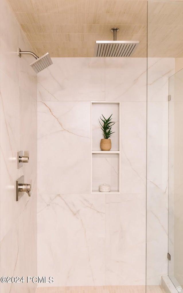 bathroom featuring a tile shower