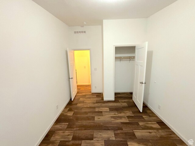 944 E Kiva Dr, Blanding, UT 84511 - unfurnished bedroom featuring visible vents, dark wood-style flooring, and baseboards
