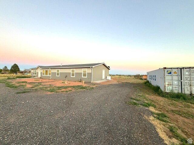 944 E Kiva Dr, Blanding, UT 84511 - manufactured / mobile home featuring gravel driveway