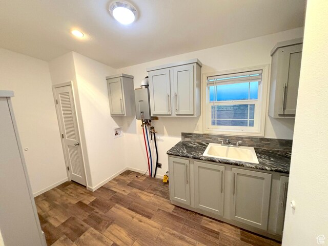 944 E Kiva Dr, Blanding, UT 84511 - laundry room featuring baseboards, hookup for a washing machine, a sink, cabinet space, and dark wood-style floors