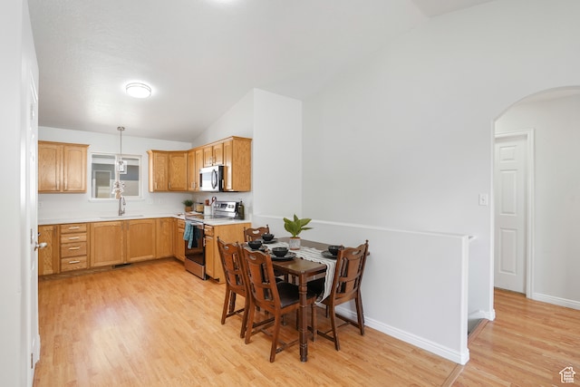 1662 E Ridgefield Rd, Spanish Fork, UT 84660 - dining area with light hardwood / wood-style floors, vaulted ceiling, and sink