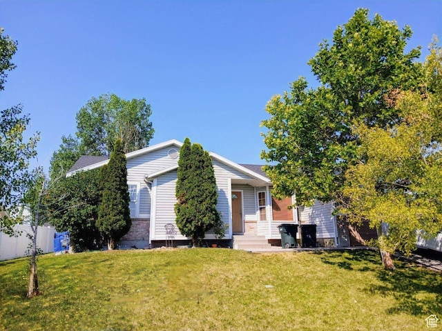 view of front of house featuring a front yard
