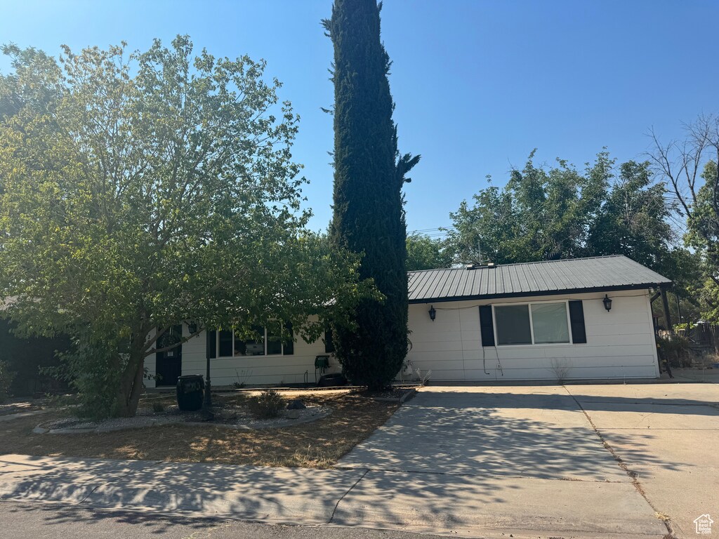 view of front of property