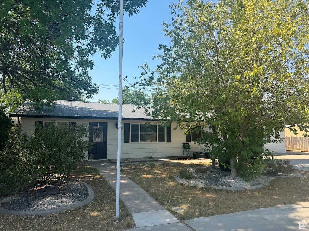 view of front of property