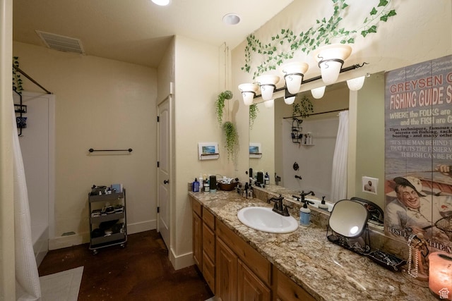 full bathroom featuring a shower with shower curtain, vanity, visible vents, and baseboards