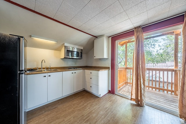 89 W 100 S, Kanab, UT 84741 - kitchen featuring white cabinets, stainless steel appliances, light wood-type flooring, and sink