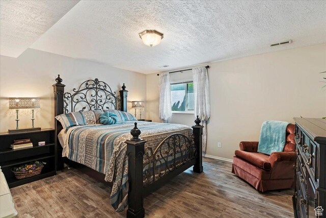 1154 W 1700 S, Syracuse, UT 84075 - bedroom featuring a textured ceiling, wood finished floors, baseboards, and visible vents