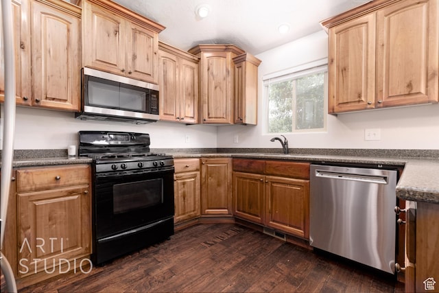 267 N 250 W, La Verkin, UT 84745 - kitchen featuring a sink, dark countertops, dark wood finished floors, recessed lighting, and appliances with stainless steel finishes
