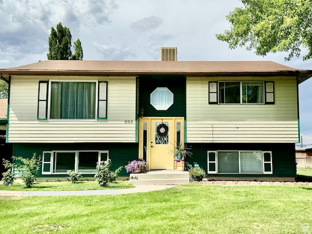 split foyer home with a front yard