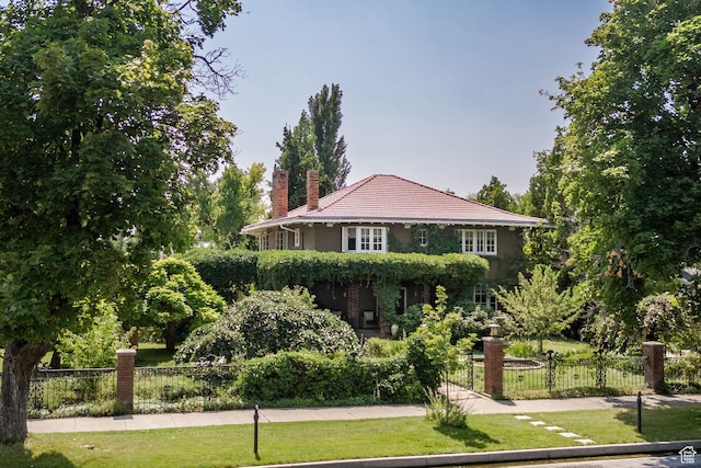 view of front of property featuring a front yard