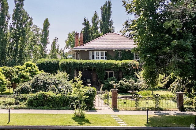 view of front facade featuring a front lawn