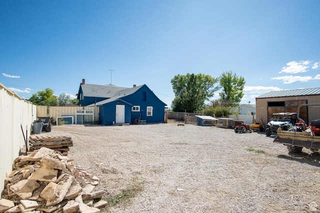 view of yard featuring an outdoor structure