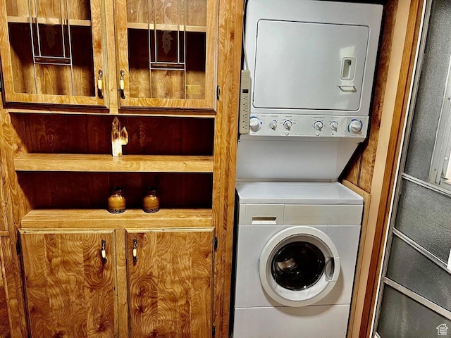 1150 W Red Hills Pkwy # 1, Washington, UT 84780 - clothes washing area featuring stacked washer / dryer and laundry area