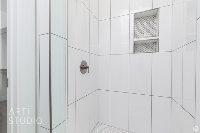 room details featuring a tile shower