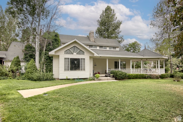 view of front of property featuring a front lawn and a porch