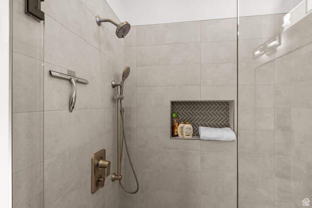 bathroom featuring tiled shower