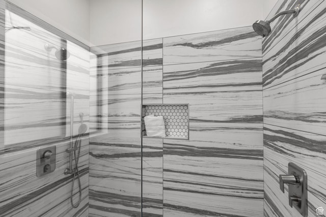 bathroom featuring a tile shower