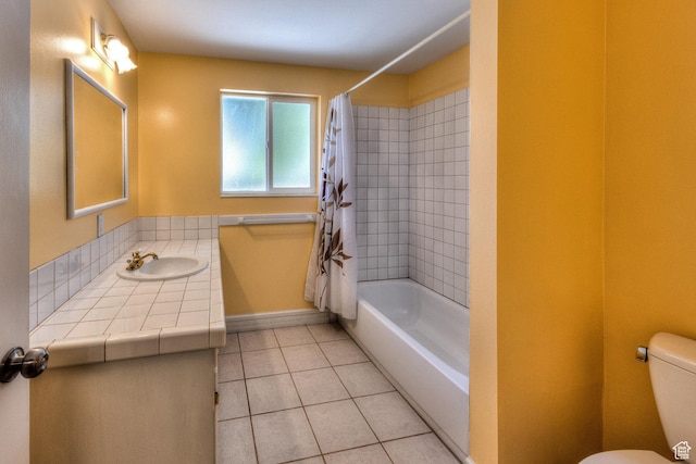 414 W Park Dr W Unit 14, Moab, UT 84532 - bathroom featuring baseboards, toilet, vanity, shower / tub combo, and tile patterned flooring