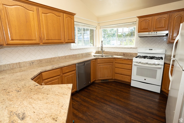 310 S 100 W, Centerfield, UT 84622 - kitchen featuring vaulted ceiling, dark hardwood / wood-style floors, white appliances, and backsplash