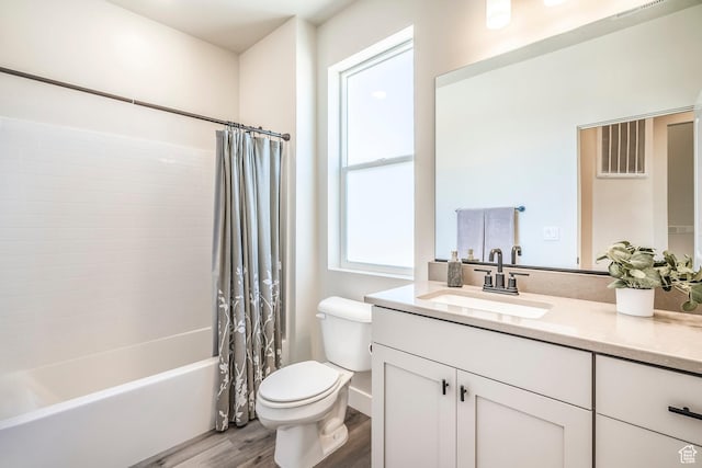 581 W Cypress Umber Dr Unit 34, St George, UT 84790 - full bath featuring wood finished floors, toilet, vanity, and shower / tub combo