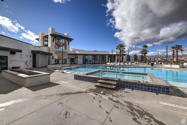 581 W Cypress Umber Dr Unit 34, St George, UT 84790 - community pool with a patio and a community hot tub