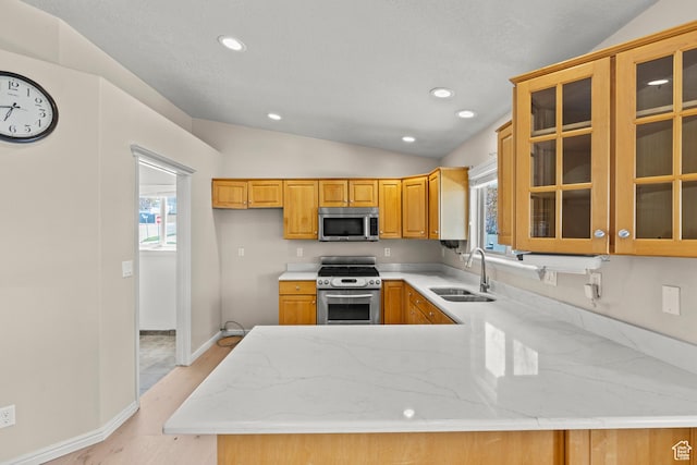 880 E 300 S, Smithfield, UT 84335 - kitchen featuring appliances with stainless steel finishes, a sink, recessed lighting, a peninsula, and lofted ceiling