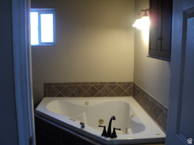 50 W 250 N, Midway, UT 84049 - bathroom featuring a jetted tub