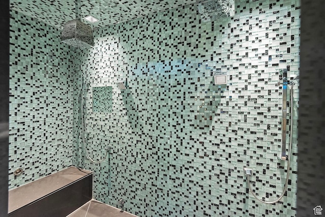 full bathroom featuring a tile shower