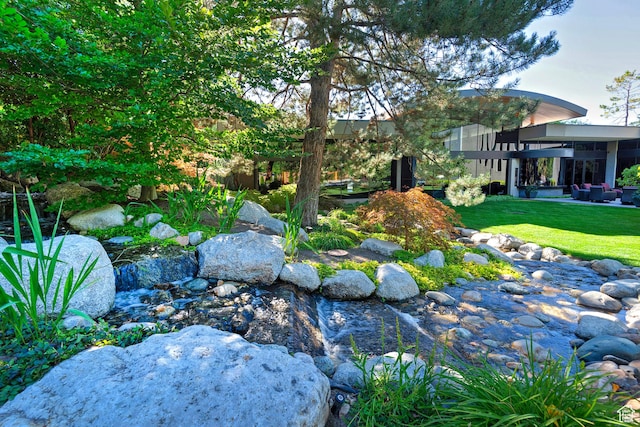 view of yard featuring an outdoor living space