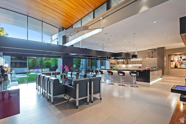 common area featuring a sink