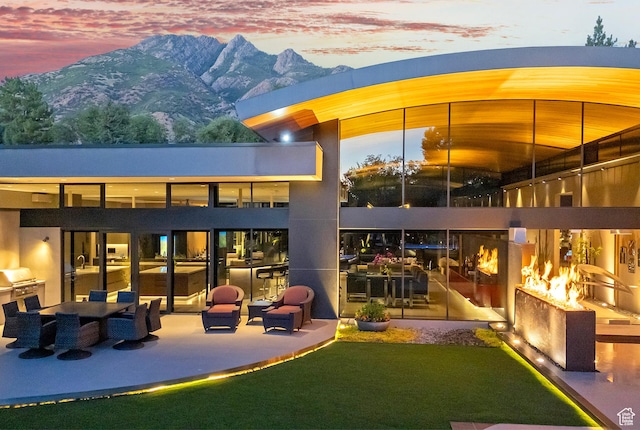 community lobby featuring a mountain view