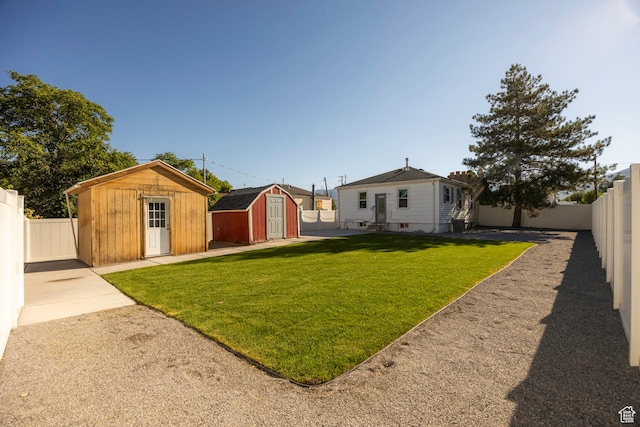 view of yard featuring a storage unit