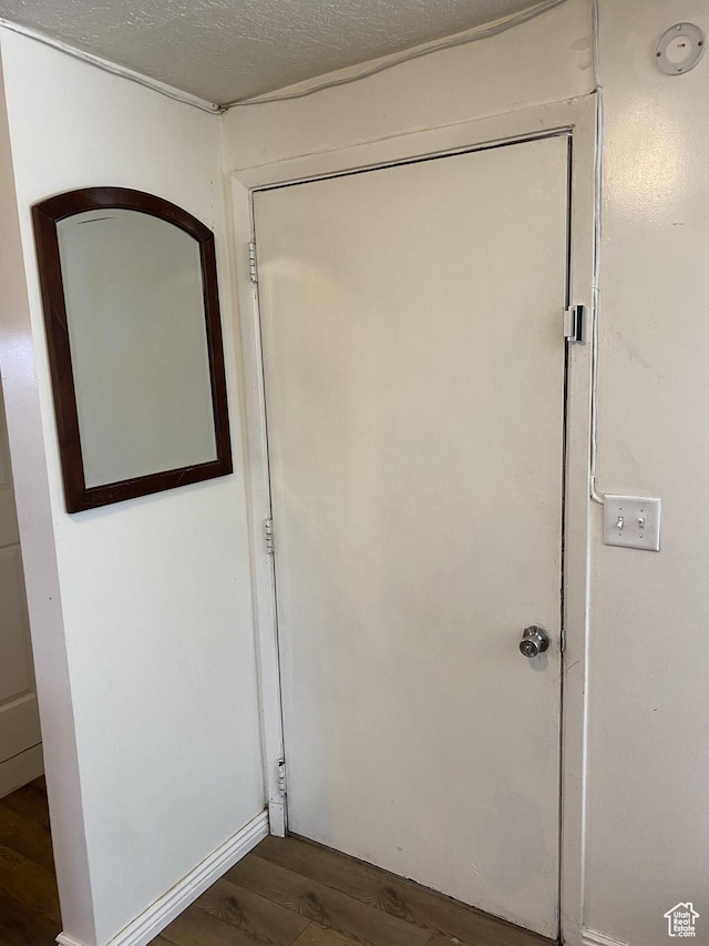 570 W Main St, Green River, UT 84525 - details featuring wood finished floors and a textured ceiling