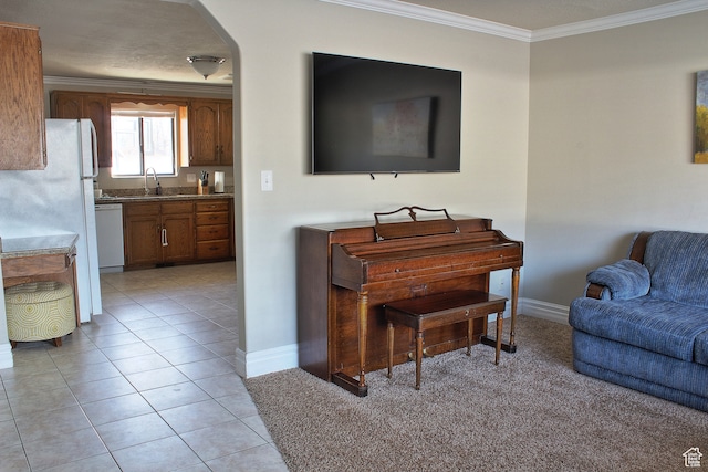 715 W 1600 N, Mapleton, UT 84664 - living room with crown molding, baseboards, arched walkways, and light tile patterned floors