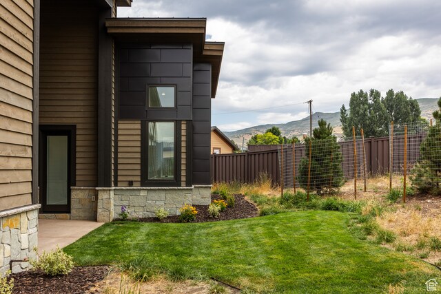 view of yard featuring a mountain view