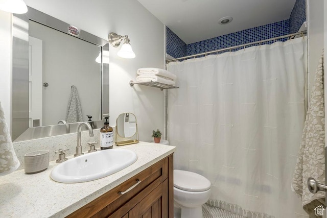 full bathroom with curtained shower, toilet, and vanity