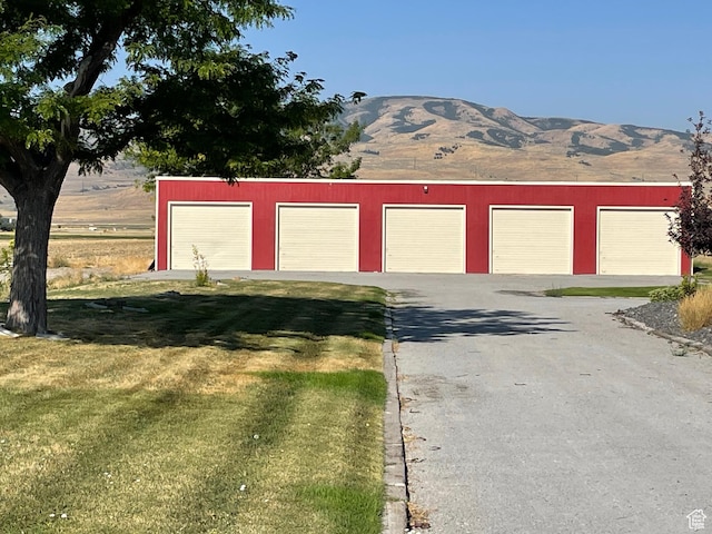 garage featuring a mountain view