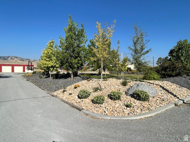 view of front of home with a mountain view and a detached garage