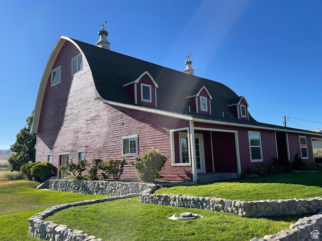 view of front of home featuring a front yard