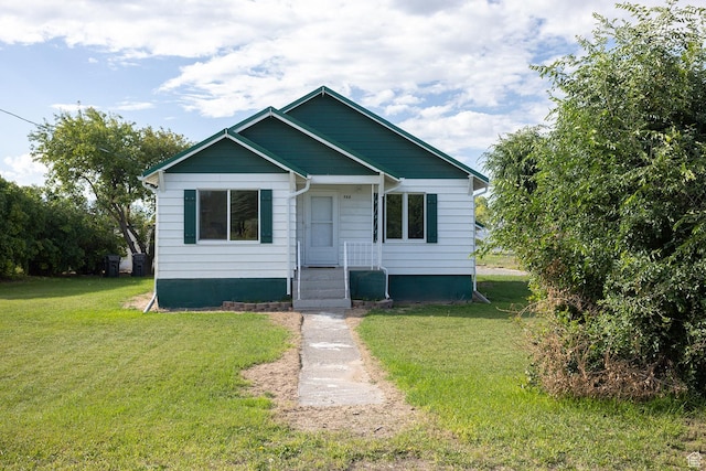 bungalow-style house featuring a front lawn