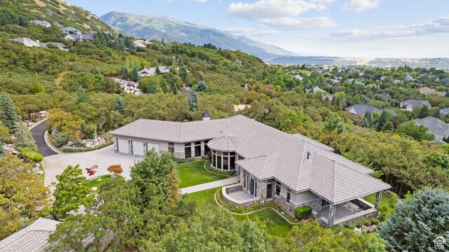 bird's eye view featuring a wooded view and a mountain view