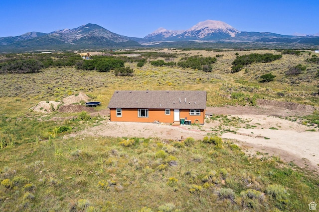 birds eye view of property featuring a mountain view
