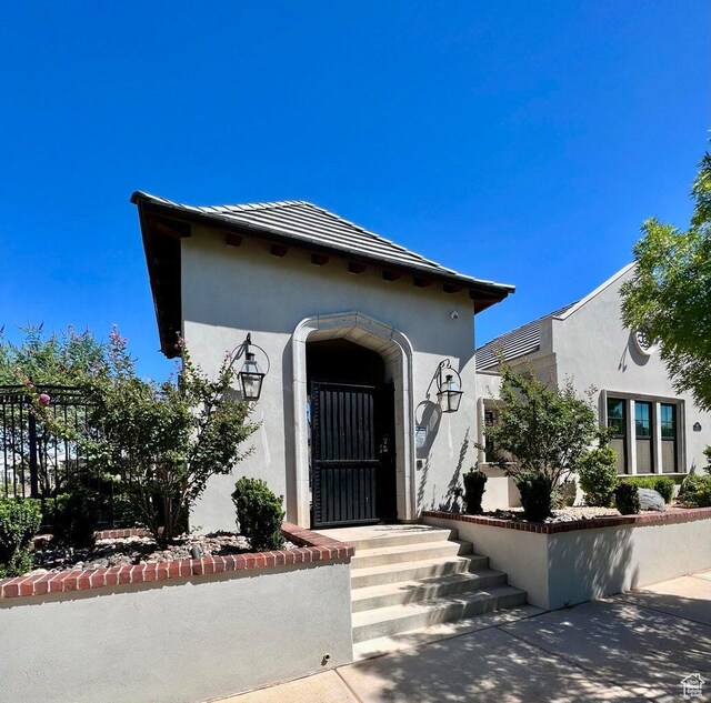 view of front facade with stucco siding