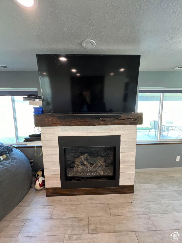 472 W 2300 S Unit 18, Richfield, UT 84701 - interior details with visible vents, baseboards, a textured ceiling, and a glass covered fireplace